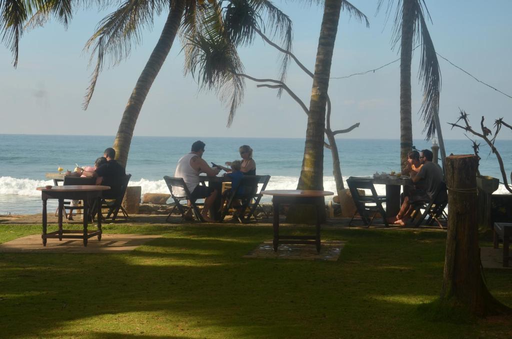 Time N Tide Beach Resort Hikkaduwa Eksteriør billede